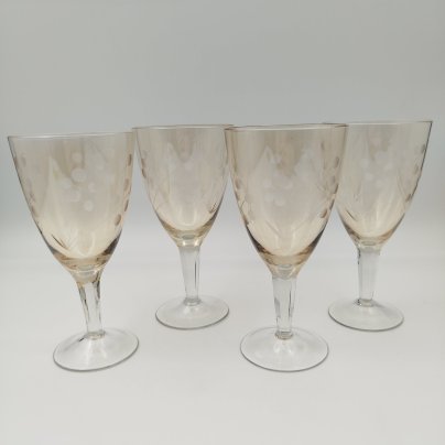 Набор из четырех бокалов медового оттенка с растительным декором, цветное стекло, алмазная грань, СССР, 1970-1990 гг.