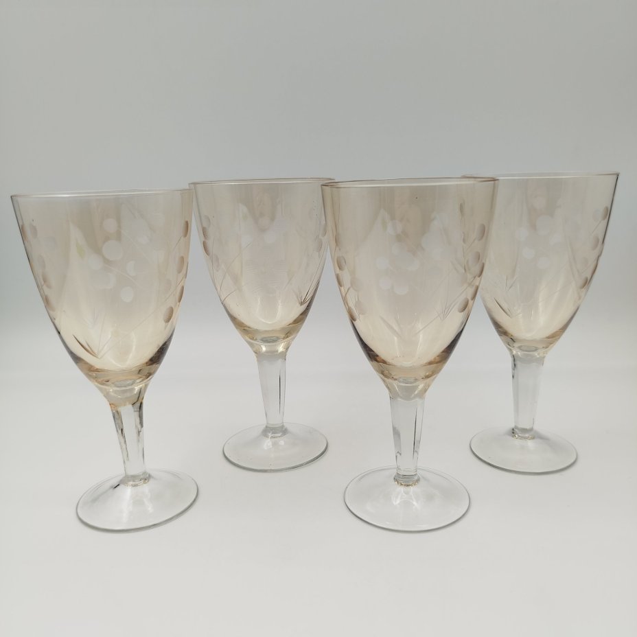 Набор из четырех бокалов медового оттенка с растительным декором, цветное стекло, алмазная грань, СССР, 1970-1990 гг.