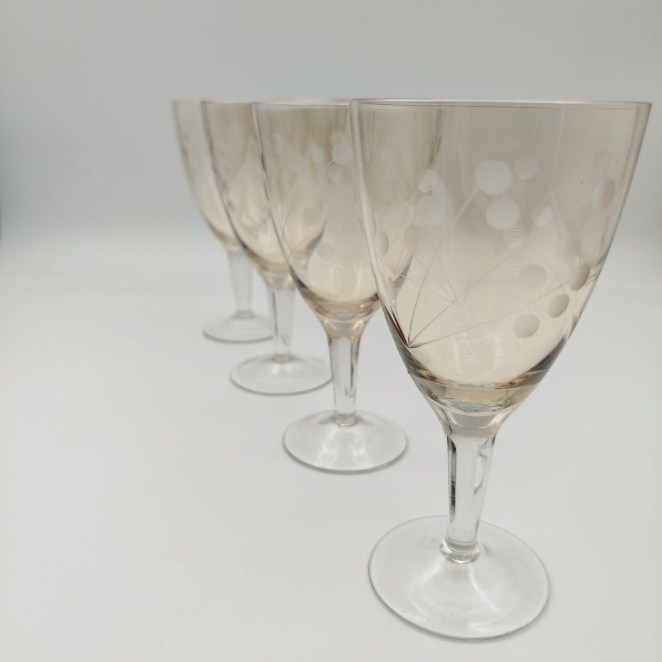 Набор из четырех бокалов медового оттенка с растительным декором