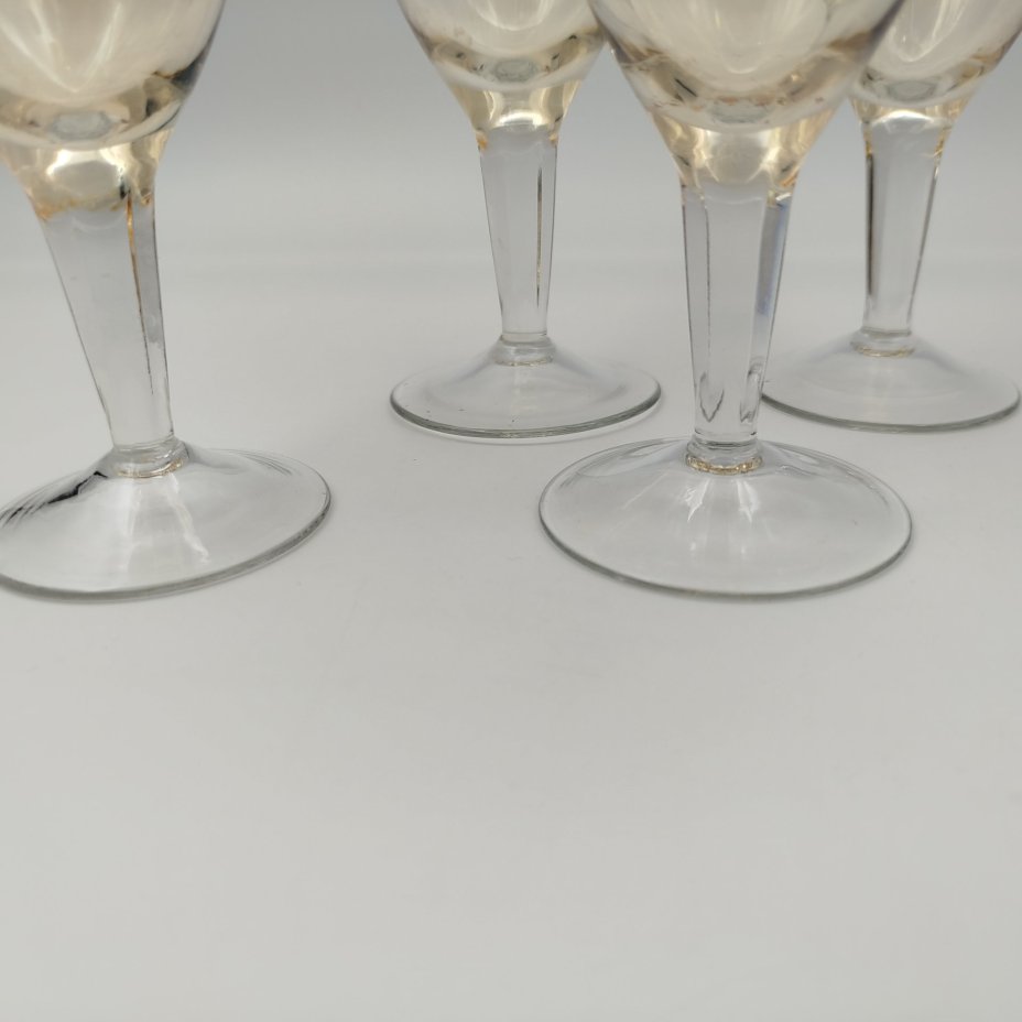 Набор из четырех бокалов медового оттенка с растительным декором