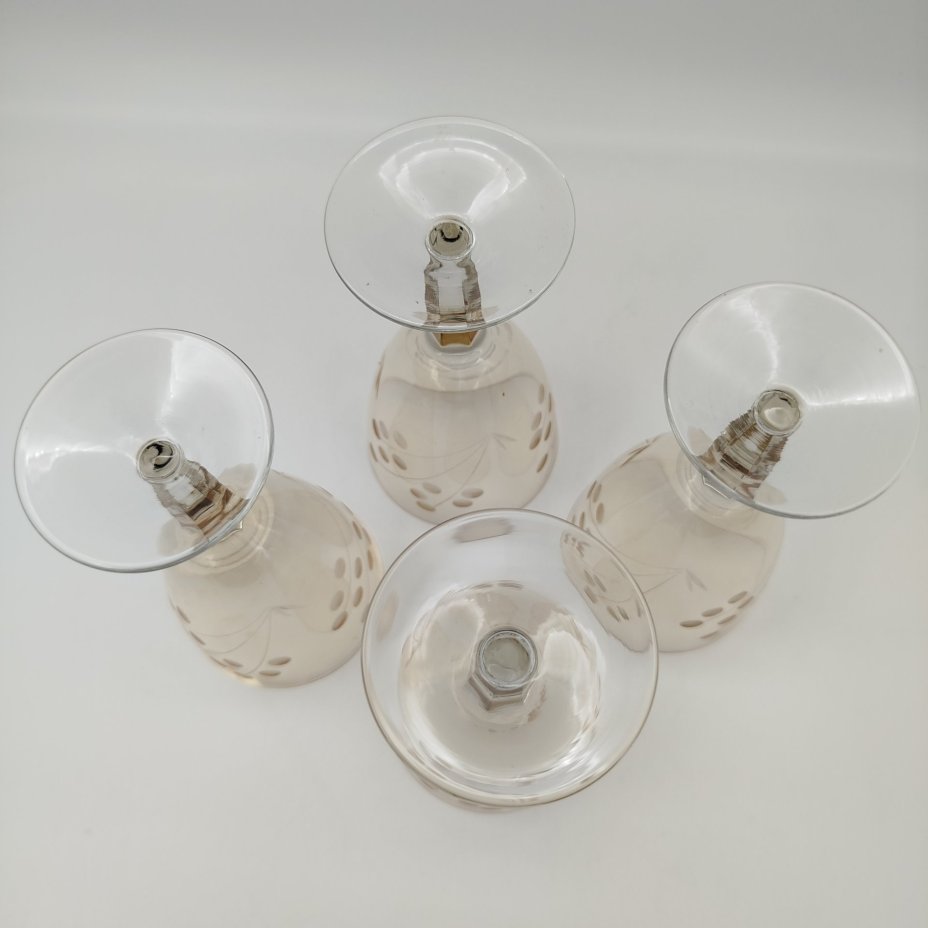 Набор из четырех бокалов медового оттенка с растительным декором