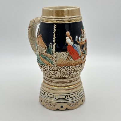 Кружка пивная, украшенная сценой в трактире (дама и два ухажера), керамика, рельеф, люстр, Marzi & Remy, Marzi & Remy