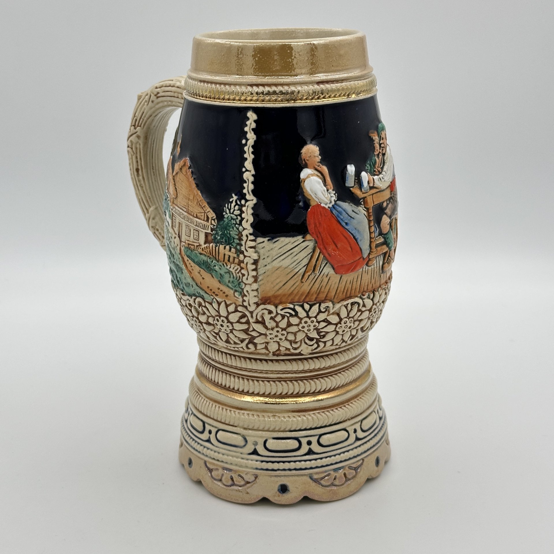 Кружка пивная, украшенная сценой в трактире (дама и два ухажера), керамика, рельеф, люстр, Marzi & Remy, Marzi & Remy