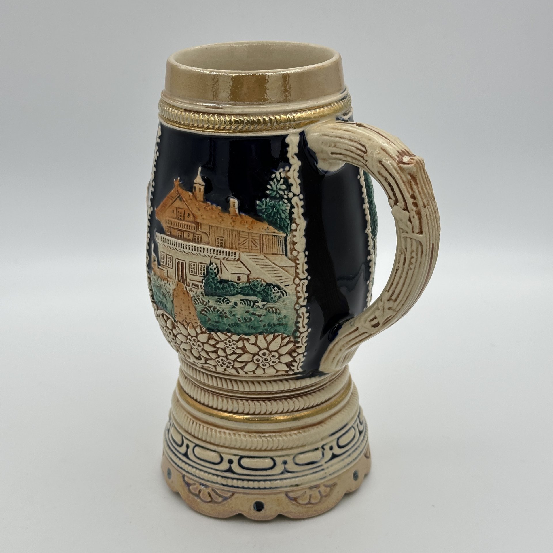 Кружка пивная, украшенная сценой в трактире (дама и два ухажера), керамика, рельеф, люстр, Marzi & Remy, Marzi & Remy