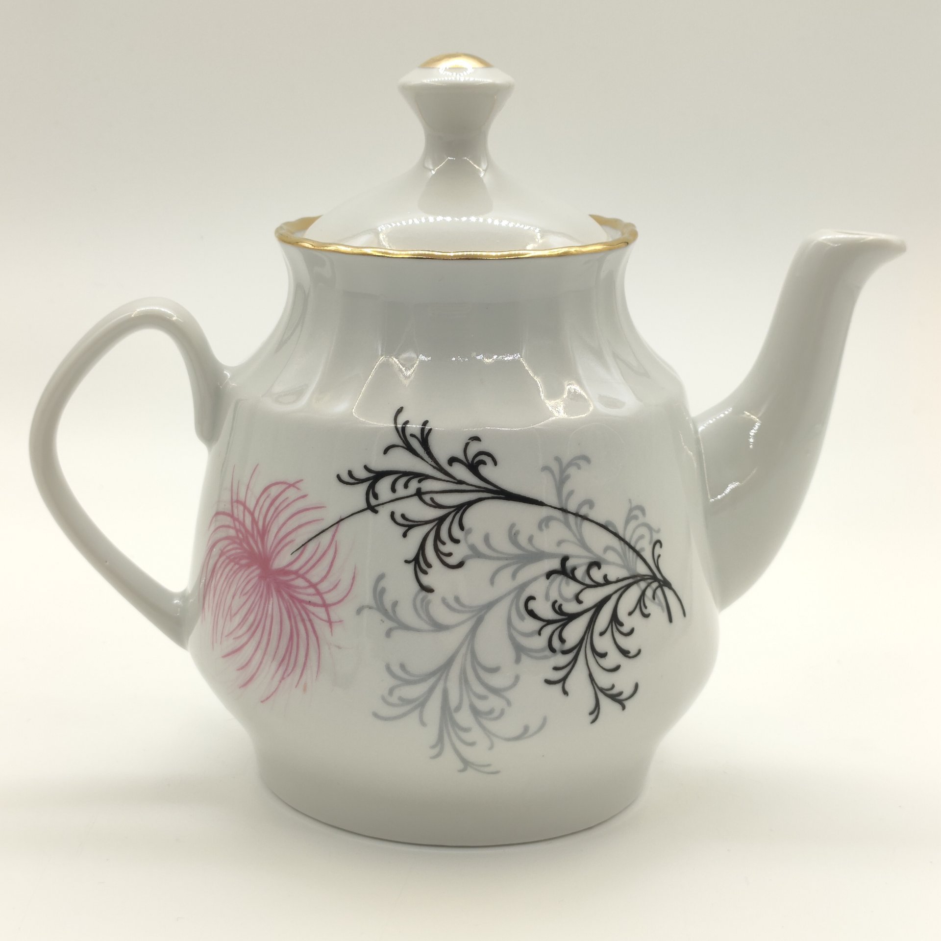 Чайник заварочный с цветочным декором в виде астр, фарфор, деколь, золочение, Рижский фарфорово-фаянсовый завод, СССР, 1970-1980 гг.