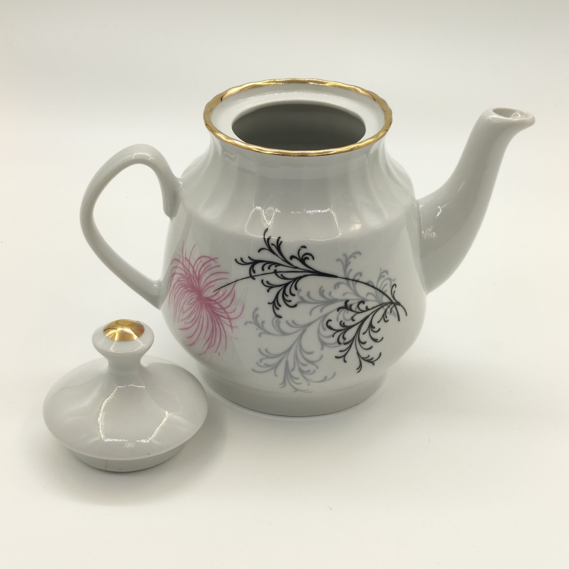 Чайник заварочный с цветочным декором в виде астр, фарфор, деколь, золочение, Рижский фарфорово-фаянсовый завод, СССР, 1970-1980 гг.