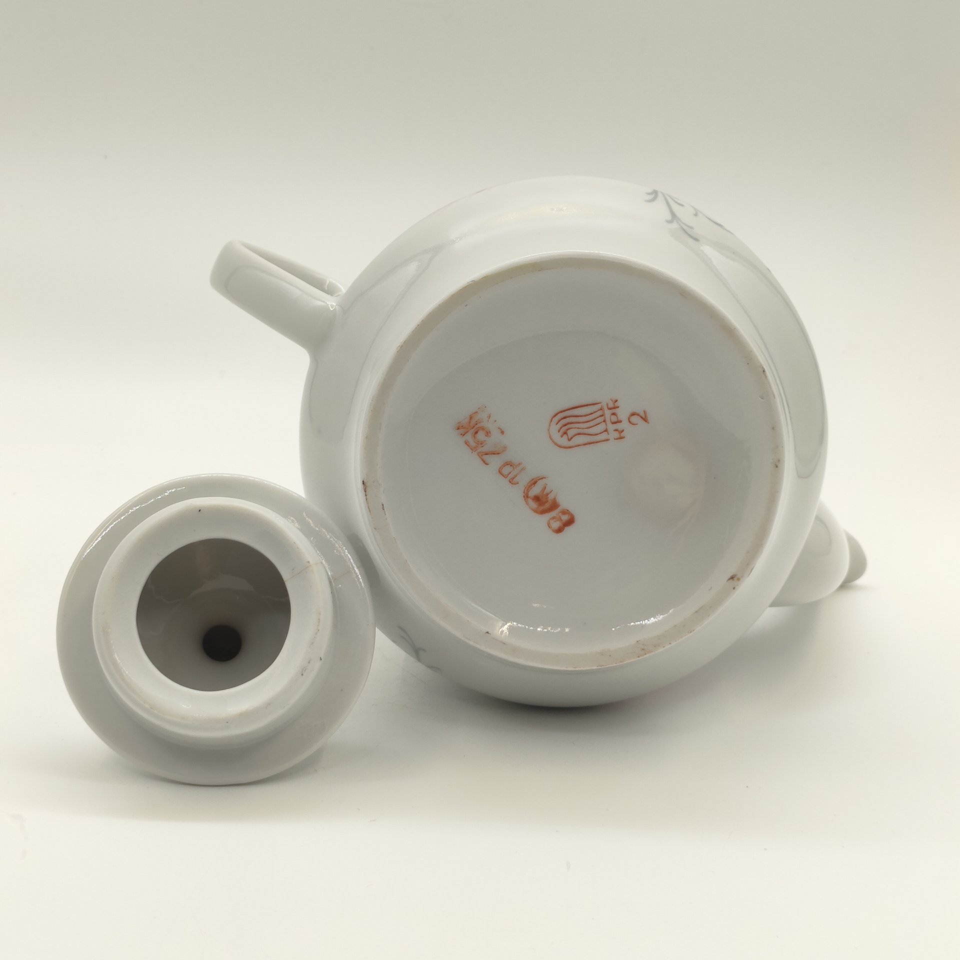 Чайник заварочный с цветочным декором в виде астр, фарфор, деколь, золочение, Рижский фарфорово-фаянсовый завод, СССР, 1970-1980 гг.