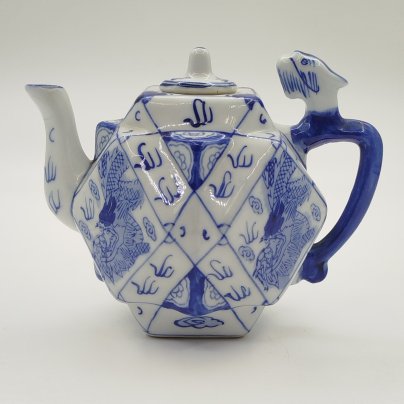 Чайник заварочный в форме многоугольника, украшенный изображениями драконов в бело-синей гамме, фарфор, деколь с подрисовкой, Китай, 1950-1980 гг.