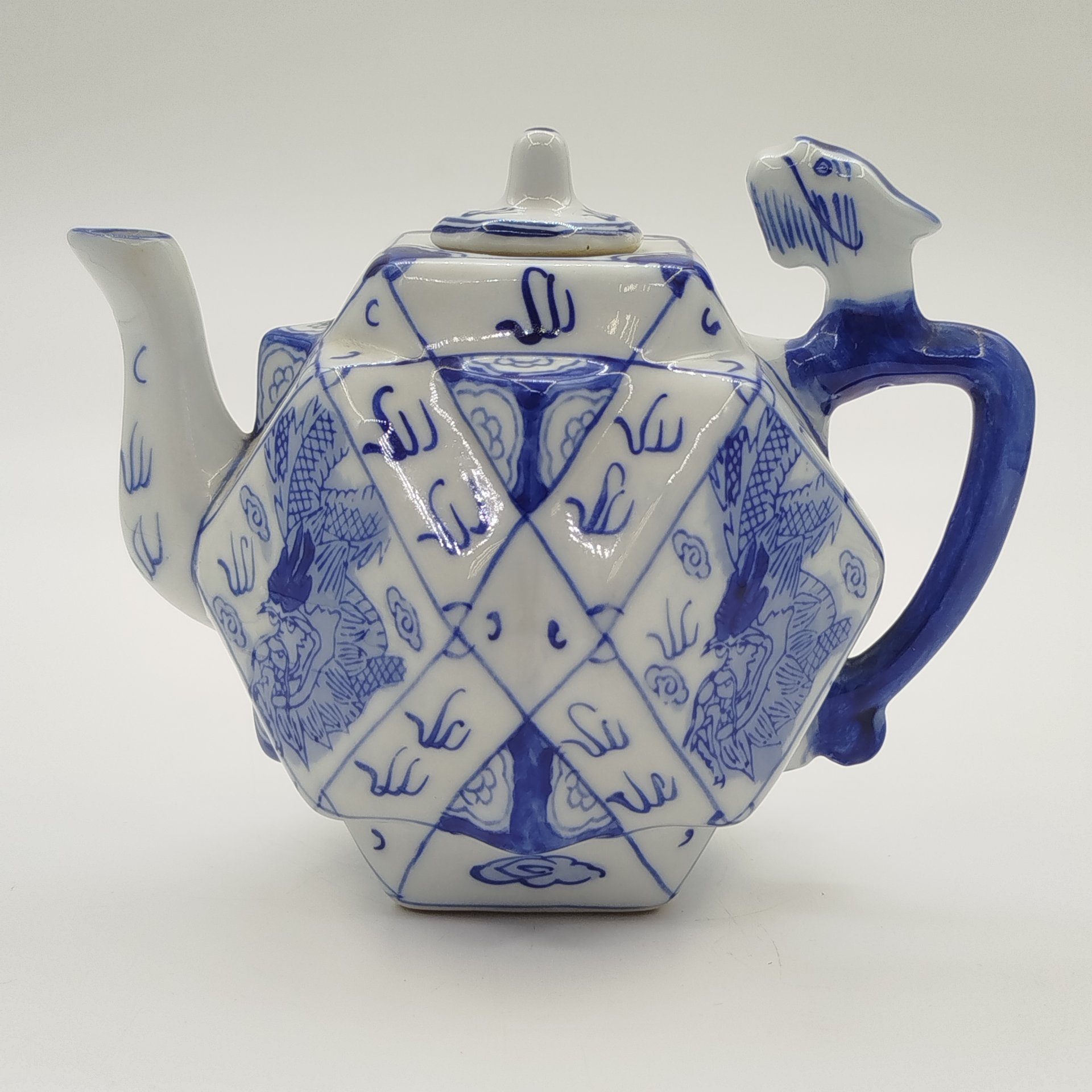 Чайник заварочный в форме многоугольника, украшенный изображениями драконов в бело-синей гамме, фарфор, деколь с подрисовкой, Китай, 1950-1980 гг.