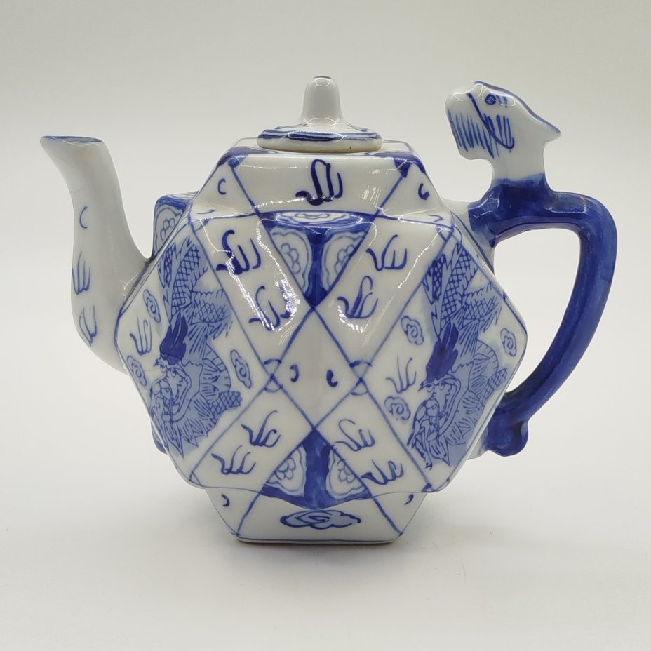 Чайник заварочный в форме многоугольника, украшенный изображениями драконов в бело-синей гамме, фарфор, деколь с подрисовкой, Китай, 1950-1980 гг.