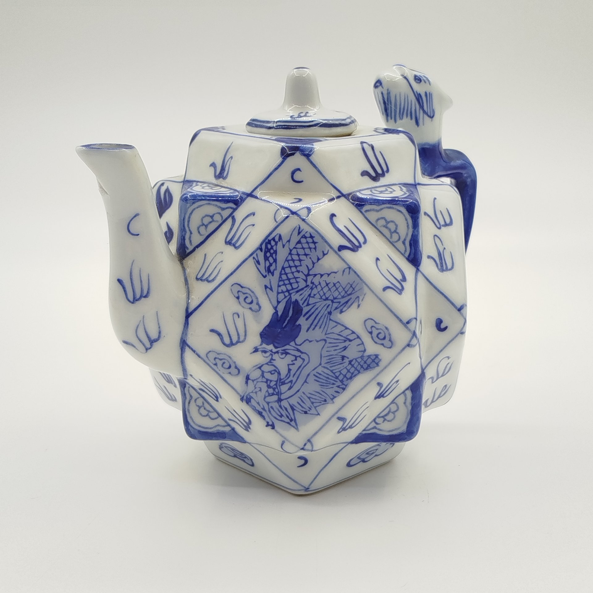 Чайник заварочный в форме многоугольника, украшенный изображениями драконов в бело-синей гамме, фарфор, деколь с подрисовкой, Китай, 1950-1980 гг.