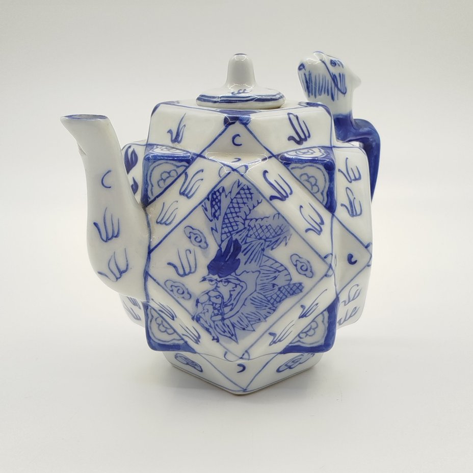 Чайник заварочный в форме многоугольника, украшенный изображениями драконов в бело-синей гамме, фарфор, деколь с подрисовкой, Китай, 1950-1980 гг.