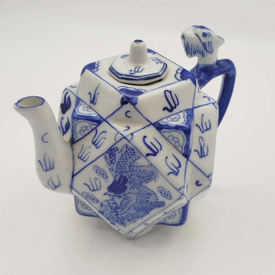 Чайник заварочный в форме многоугольника, украшенный изображениями драконов в бело-синей гамме, фарфор, деколь с подрисовкой, Китай, 1950-1980 гг.