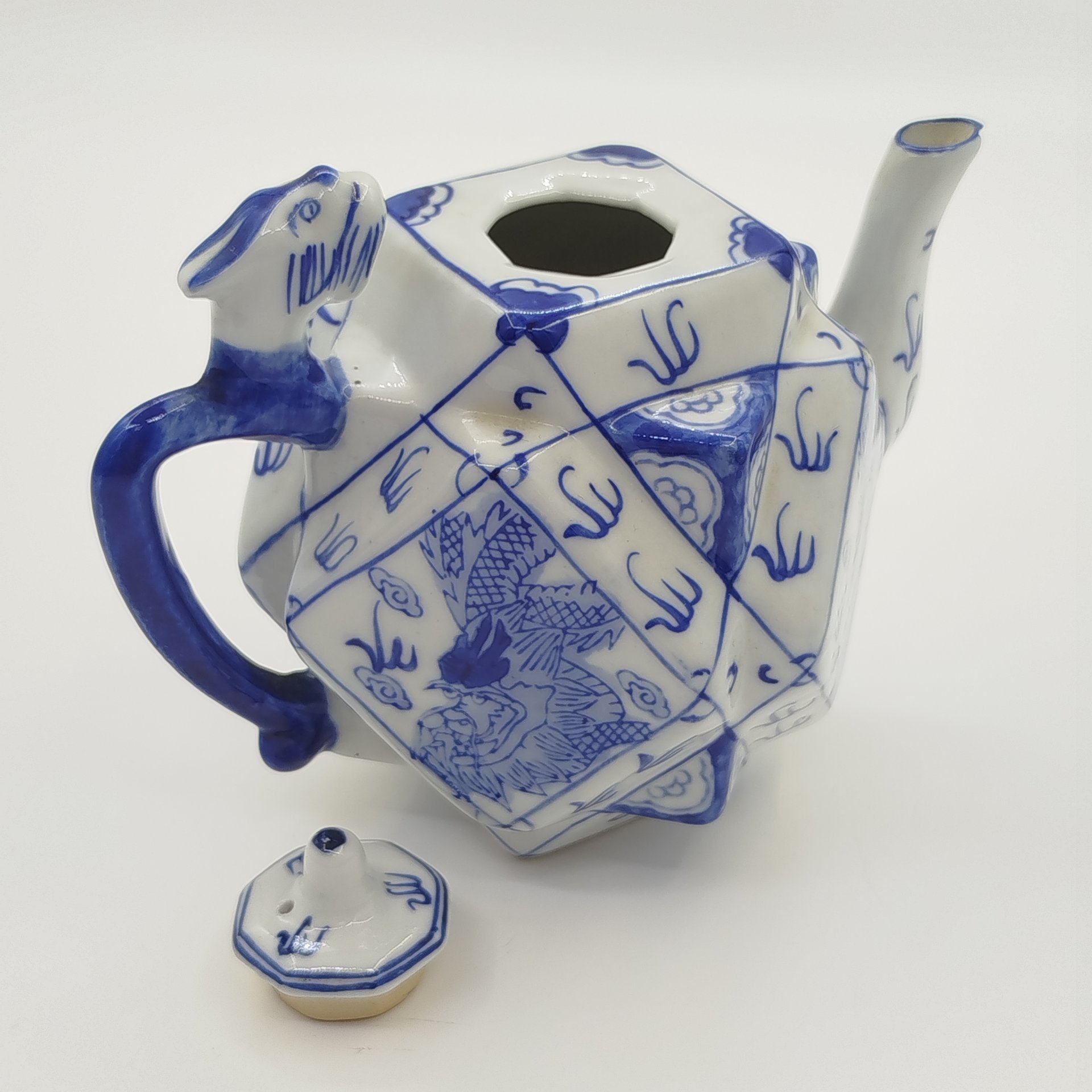 Чайник заварочный в форме многоугольника, украшенный изображениями драконов в бело-синей гамме, фарфор, деколь с подрисовкой, Китай, 1950-1980 гг.