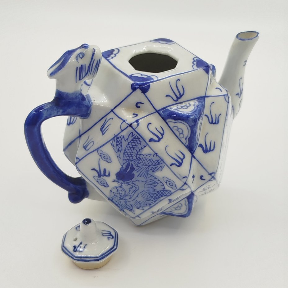 Чайник заварочный в форме многоугольника, украшенный изображениями драконов в бело-синей гамме, фарфор, деколь с подрисовкой, Китай, 1950-1980 гг.