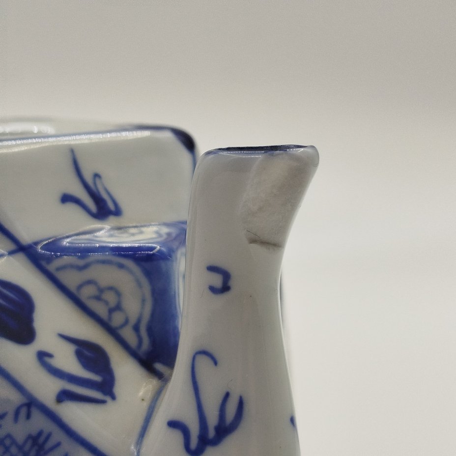 Чайник заварочный в форме многоугольника, украшенный изображениями драконов в бело-синей гамме, фарфор, деколь с подрисовкой, Китай, 1950-1980 гг.