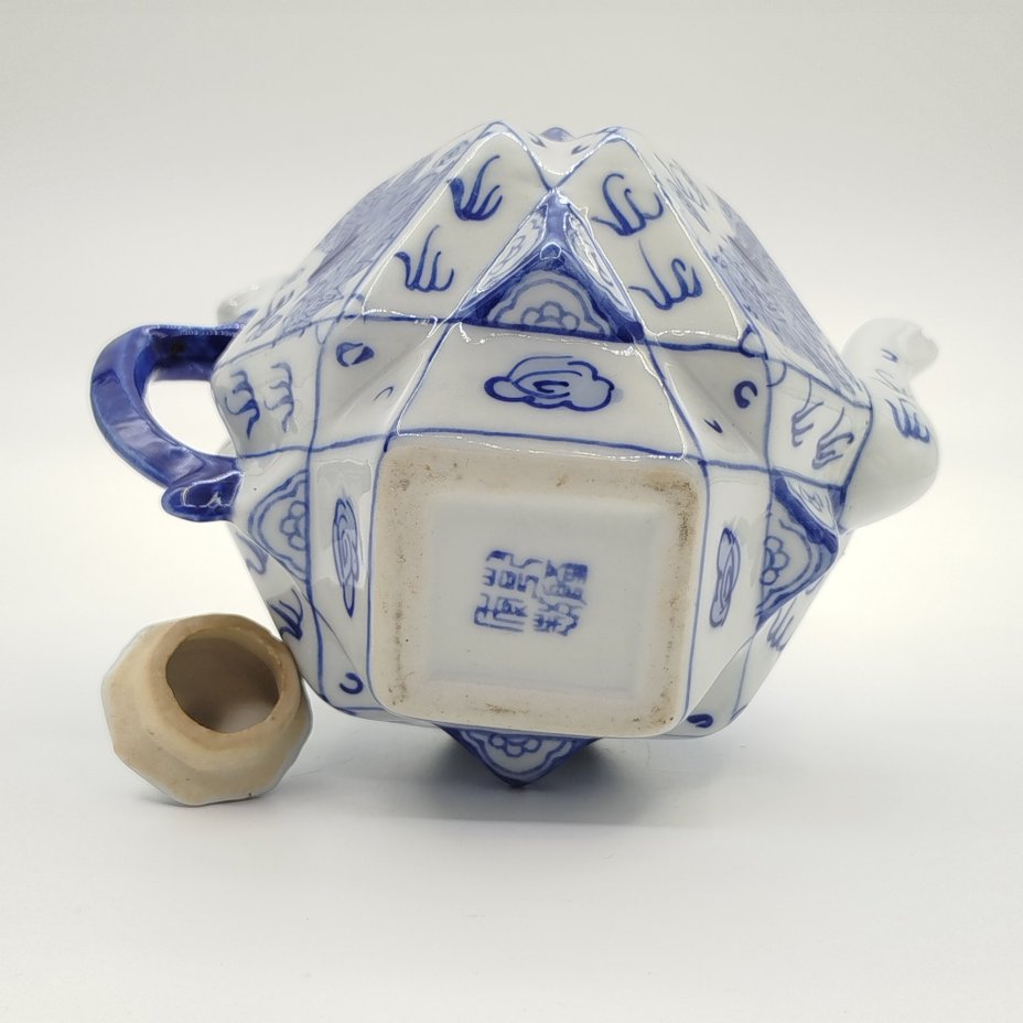 Чайник заварочный в форме многоугольника, украшенный изображениями драконов в бело-синей гамме, фарфор, деколь с подрисовкой, Китай, 1950-1980 гг.