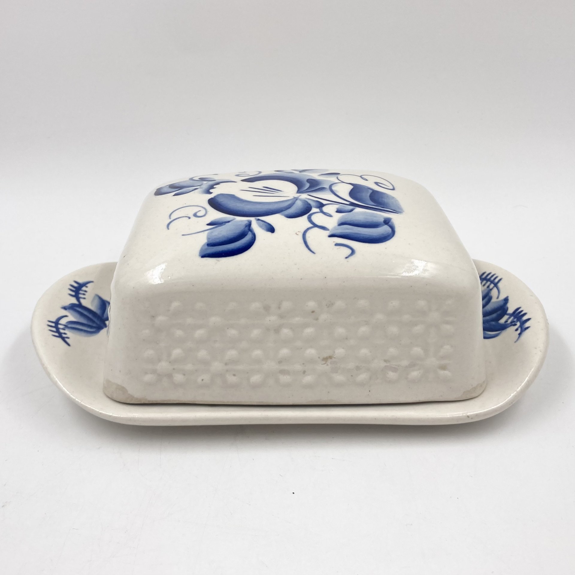Маслёнка с растительным декором, Гжель, фарфор, роспись, Россия, 1980-2000 гг.
