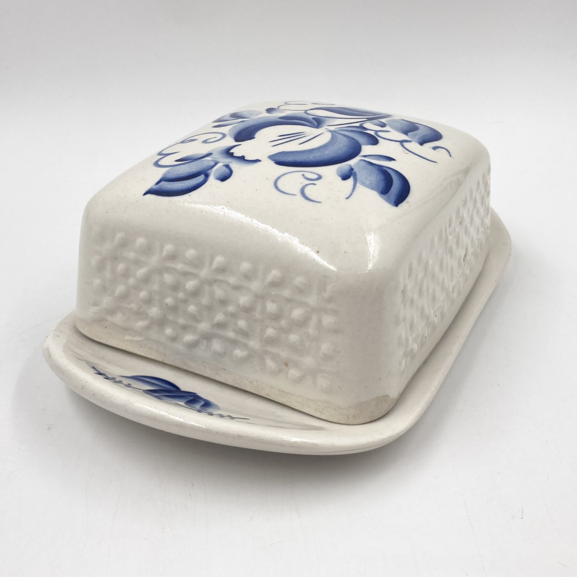 Маслёнка с растительным декором, Гжель, фарфор, роспись, Россия, 1980-2000 гг.
