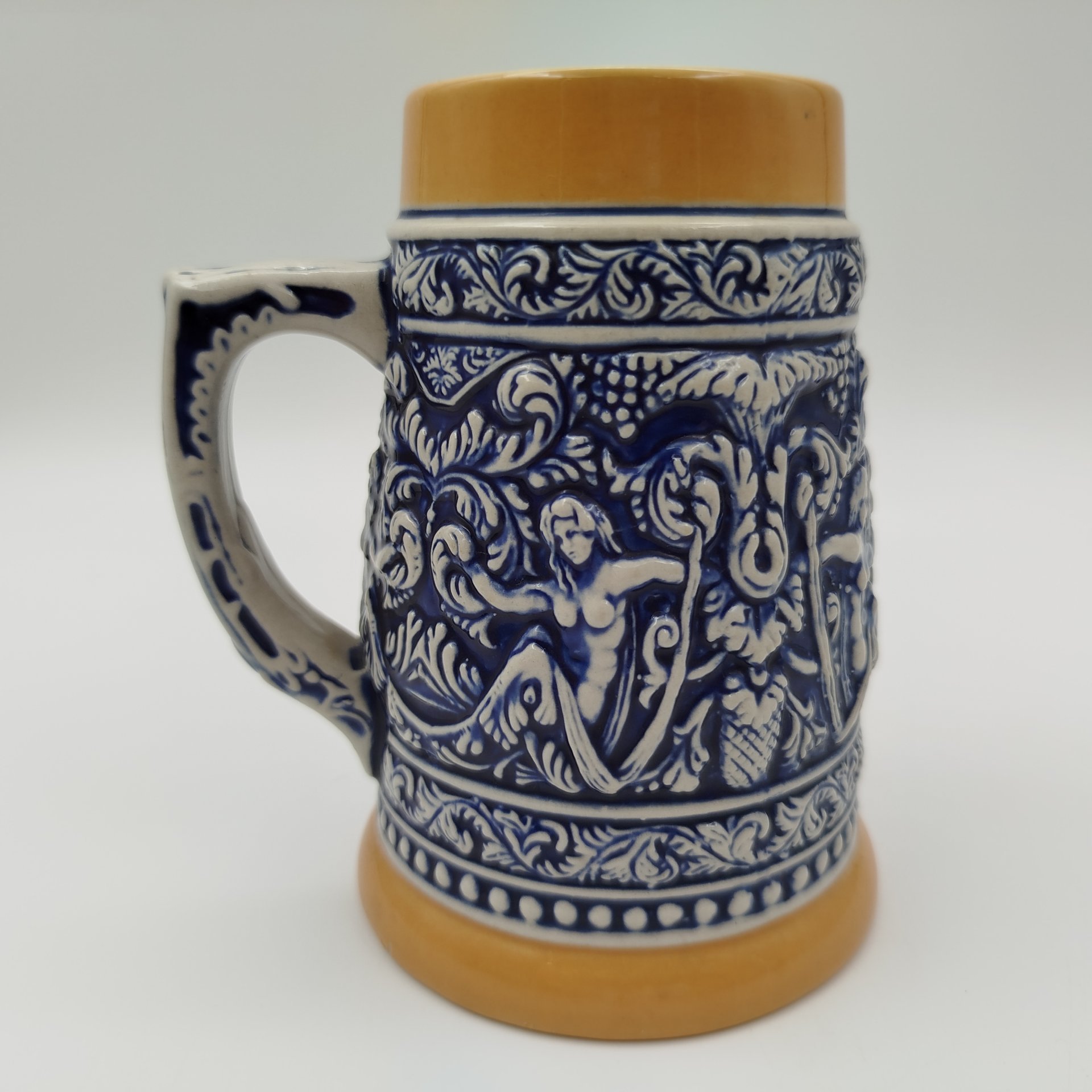Кружка пивная миниатюрная, украшенная растительным декором, Gladiator design studio, керамика, глазурь, крытье, люстр, Германия, 1980-2000 гг.