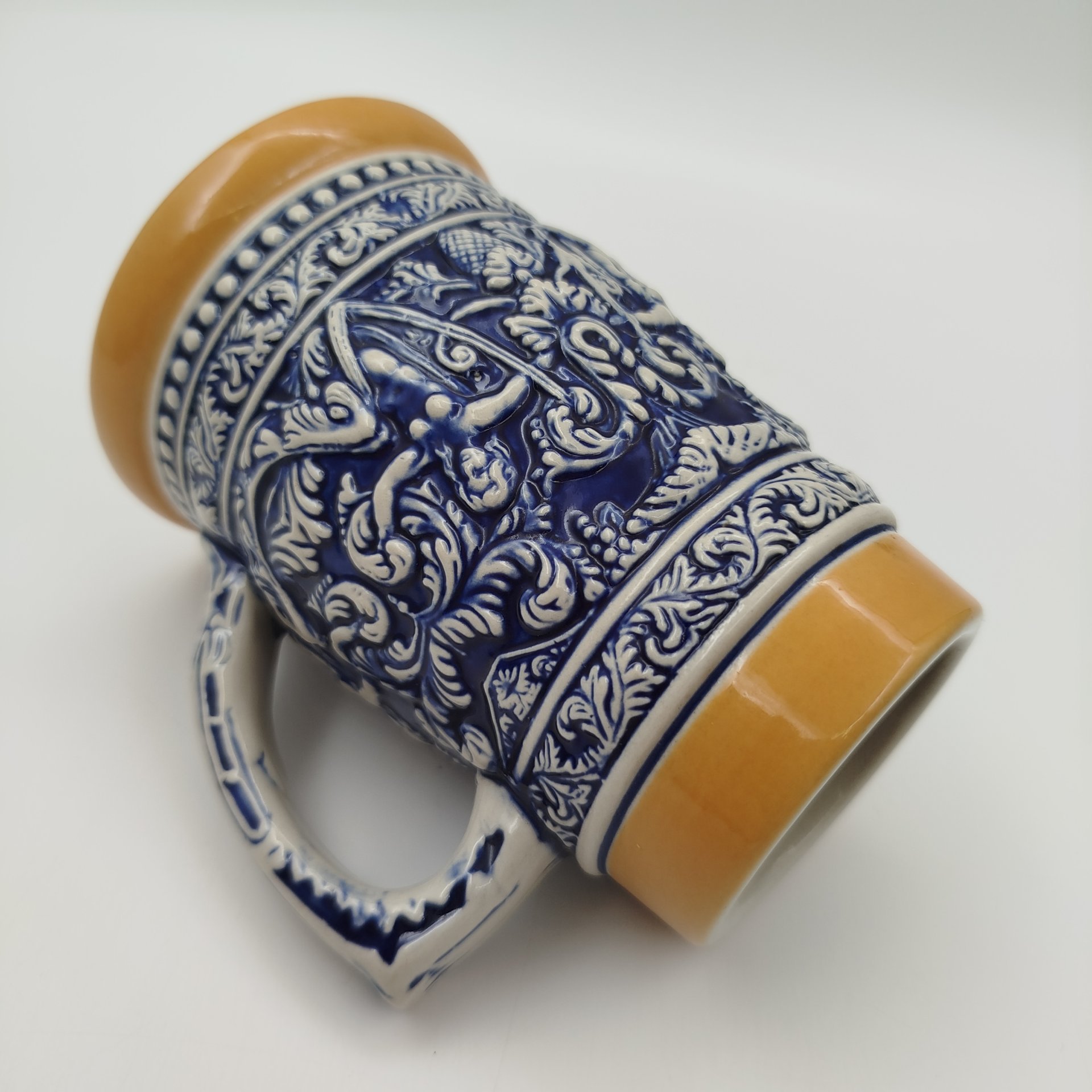 Кружка пивная миниатюрная, украшенная растительным декором, Gladiator design studio, керамика, глазурь, крытье, люстр, Германия, 1980-2000 гг.