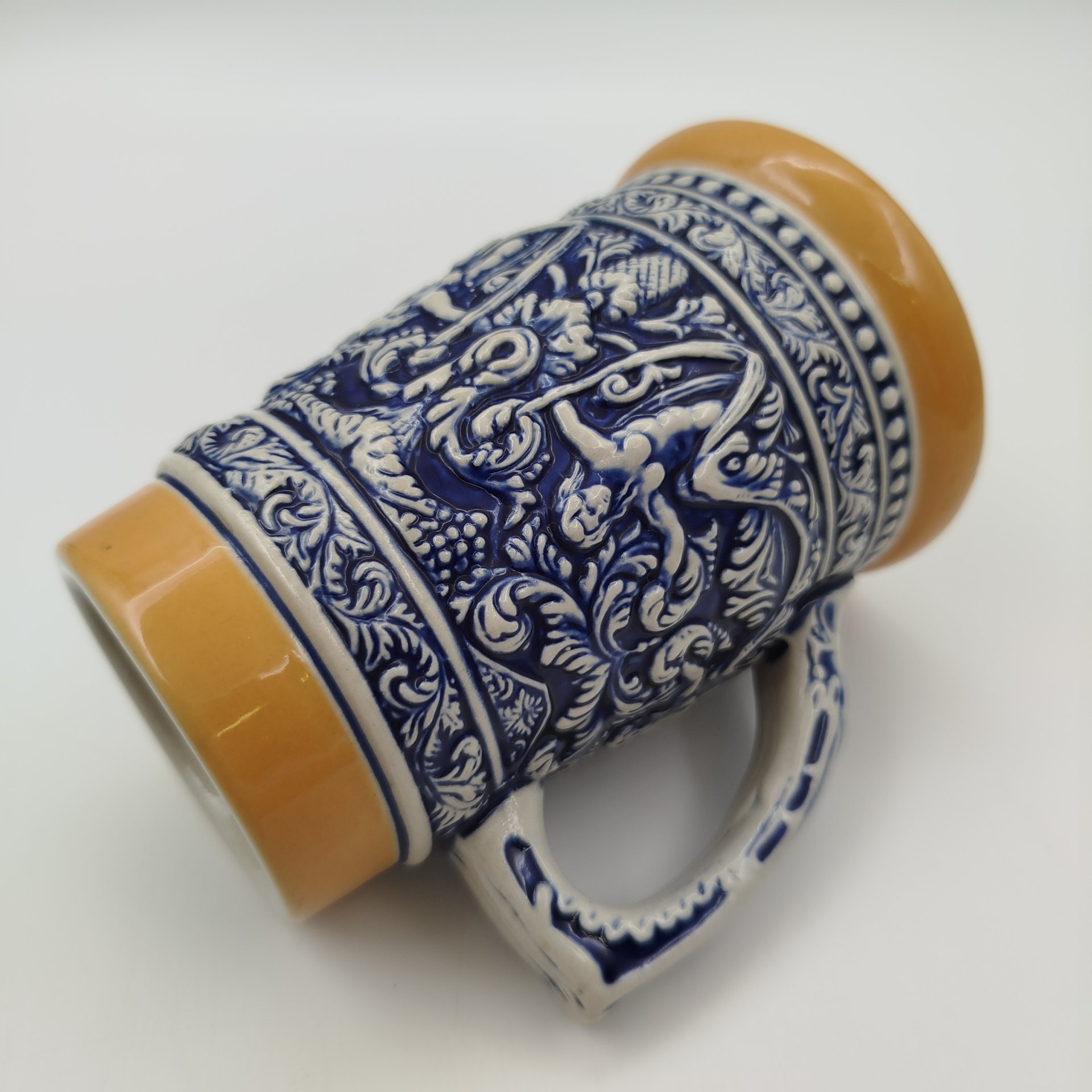 Кружка пивная миниатюрная, украшенная растительным декором, Gladiator design studio, керамика, глазурь, крытье, люстр, Германия, 1980-2000 гг.