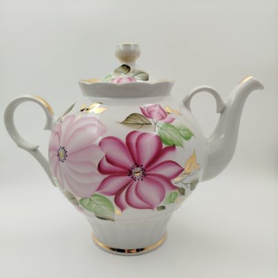 Чайник доливной, с изображением цветов, фарфор, роспись, золочение, Краснодарский фарфорово-фаянсовый завод «Чайка», СССР, 1960-1992 гг.