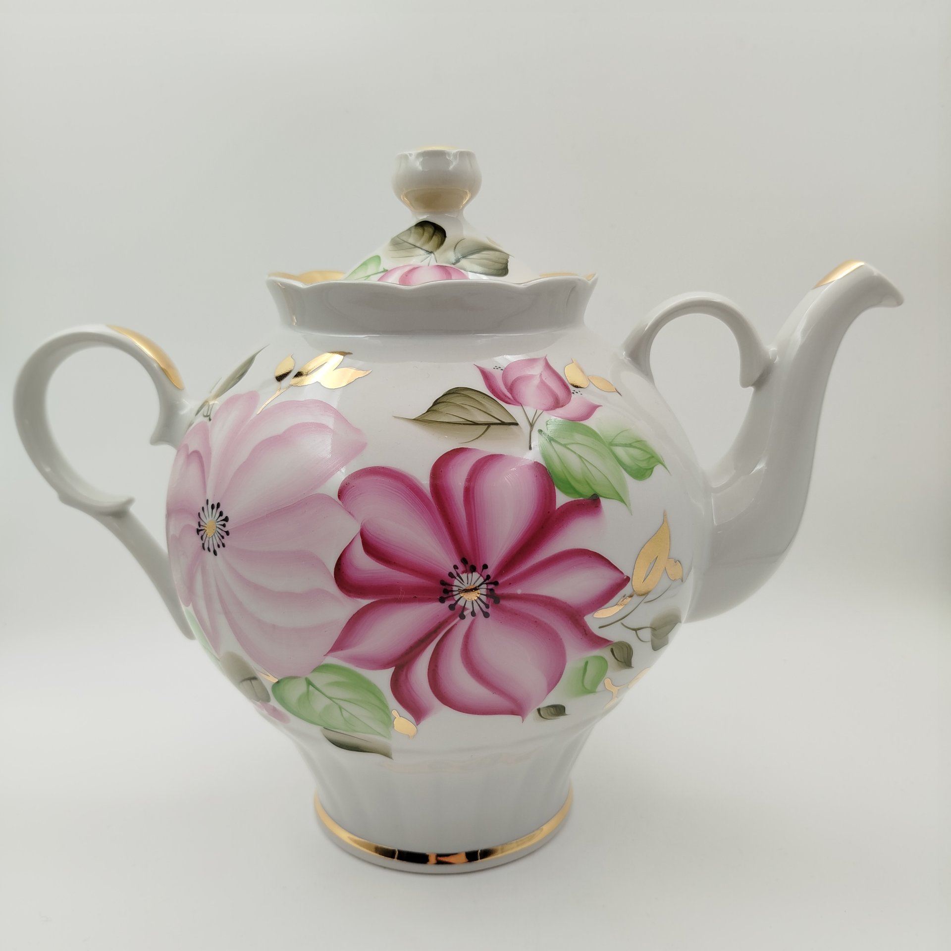 Чайник доливной, с изображением цветов, фарфор, роспись, золочение, Краснодарский фарфорово-фаянсовый завод «Чайка», СССР, 1960-1992 гг.
