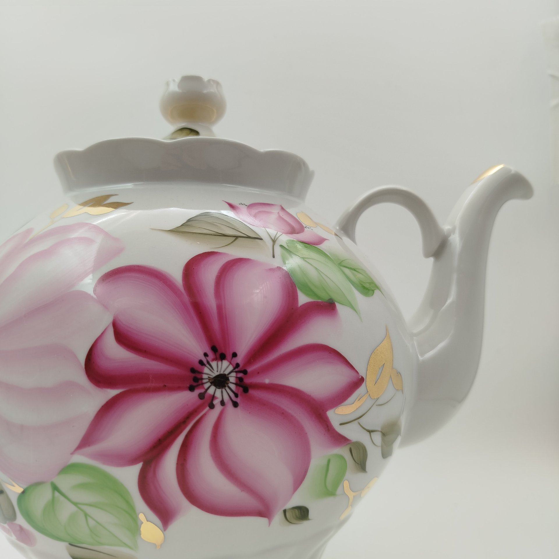 Чайник доливной, с изображением цветов, фарфор, роспись, золочение, Краснодарский фарфорово-фаянсовый завод «Чайка», СССР, 1960-1992 гг.