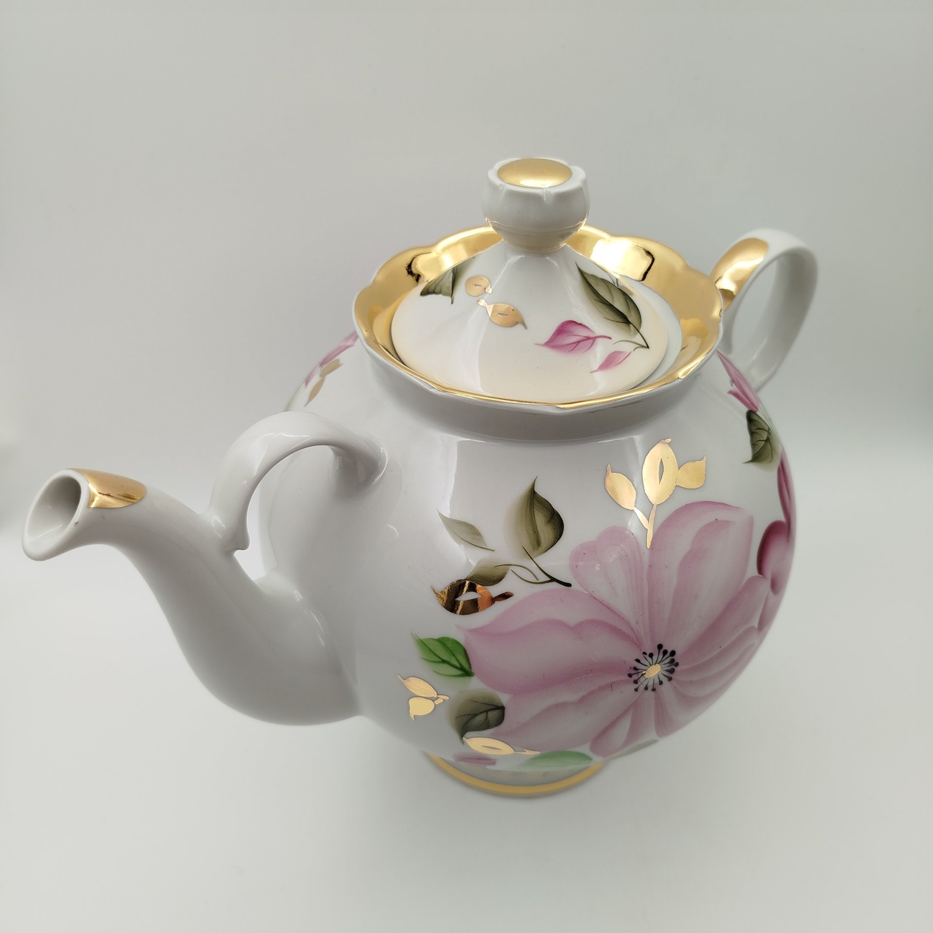 Чайник доливной, с изображением цветов, фарфор, роспись, золочение, Краснодарский фарфорово-фаянсовый завод «Чайка», СССР, 1960-1992 гг.