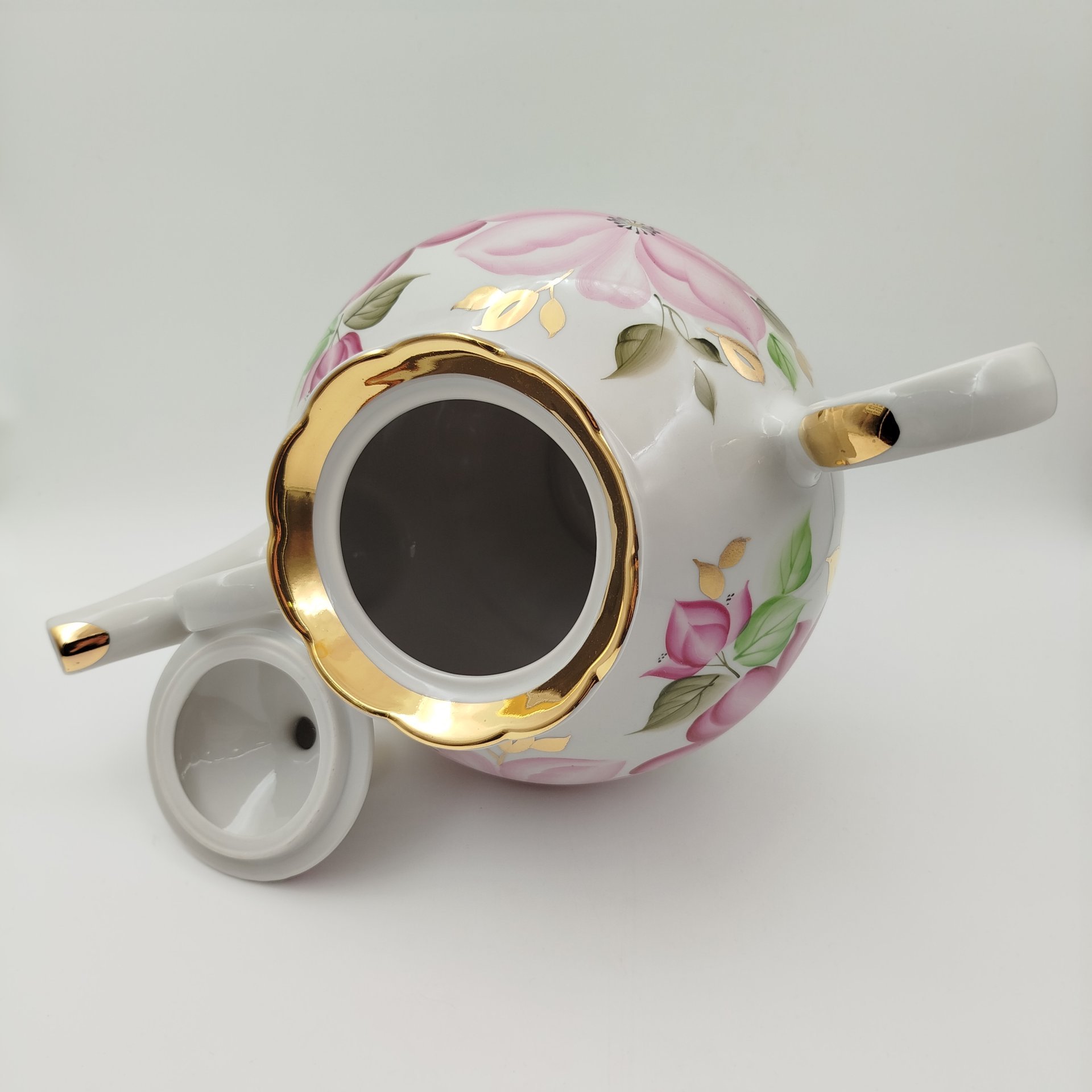 Чайник доливной, с изображением цветов, фарфор, роспись, золочение, Краснодарский фарфорово-фаянсовый завод «Чайка», СССР, 1960-1992 гг.