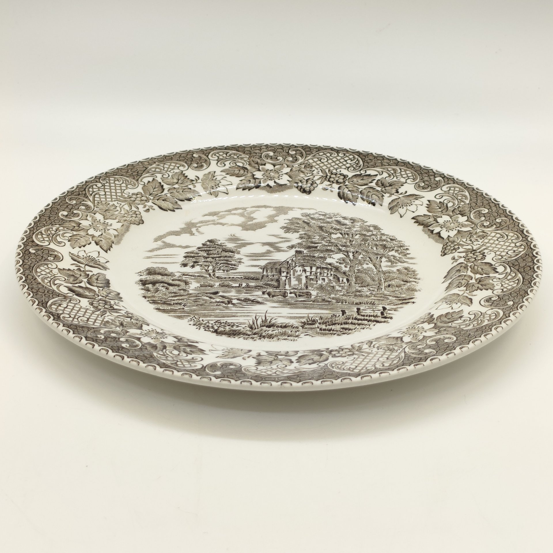 Тарелка обеденная с изображением сельского пейзажа, Barratts of Staffordshire, фаянс, деколь, Великобритания, 1970-1990 гг.