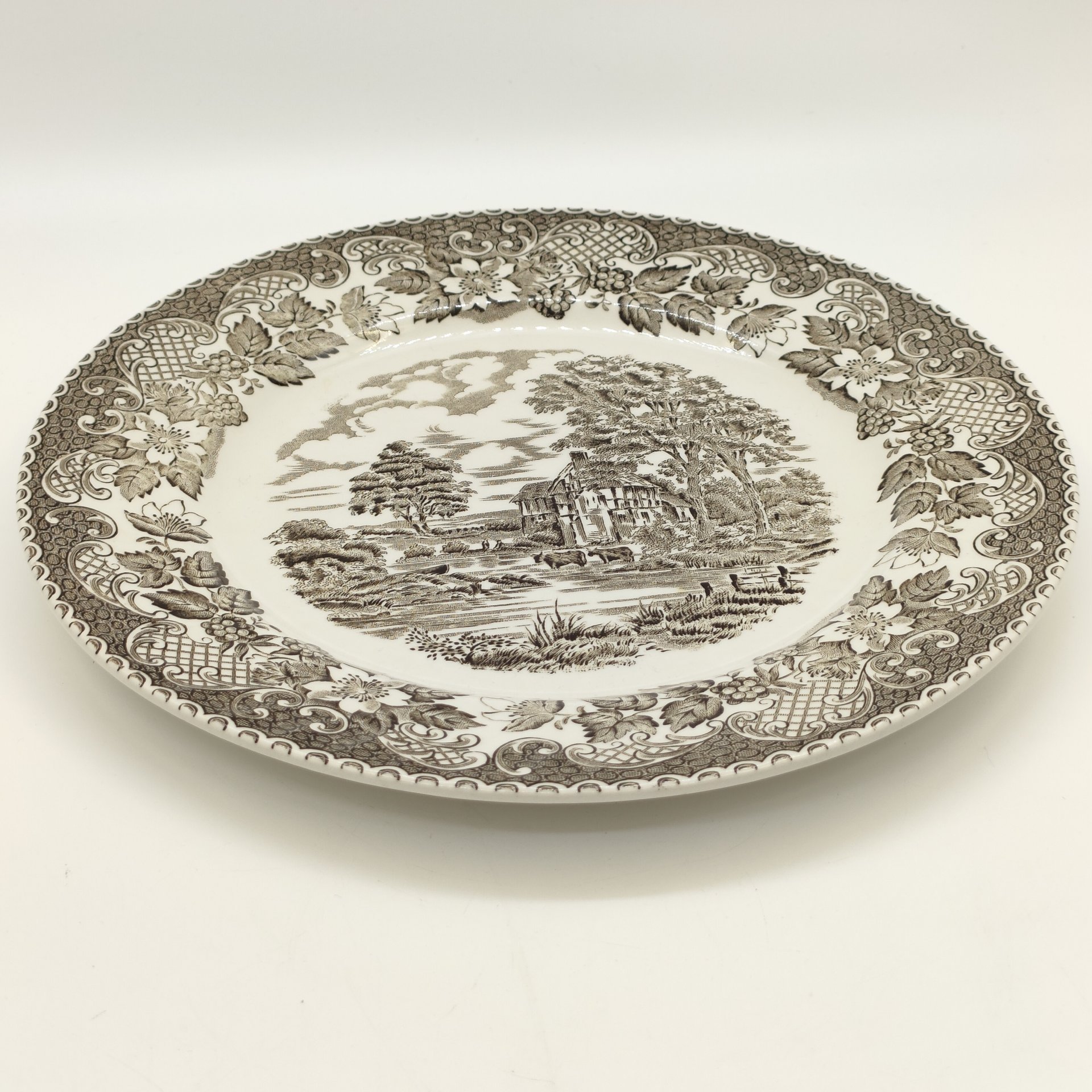 Тарелка обеденная с изображением сельского пейзажа, Barratts of Staffordshire