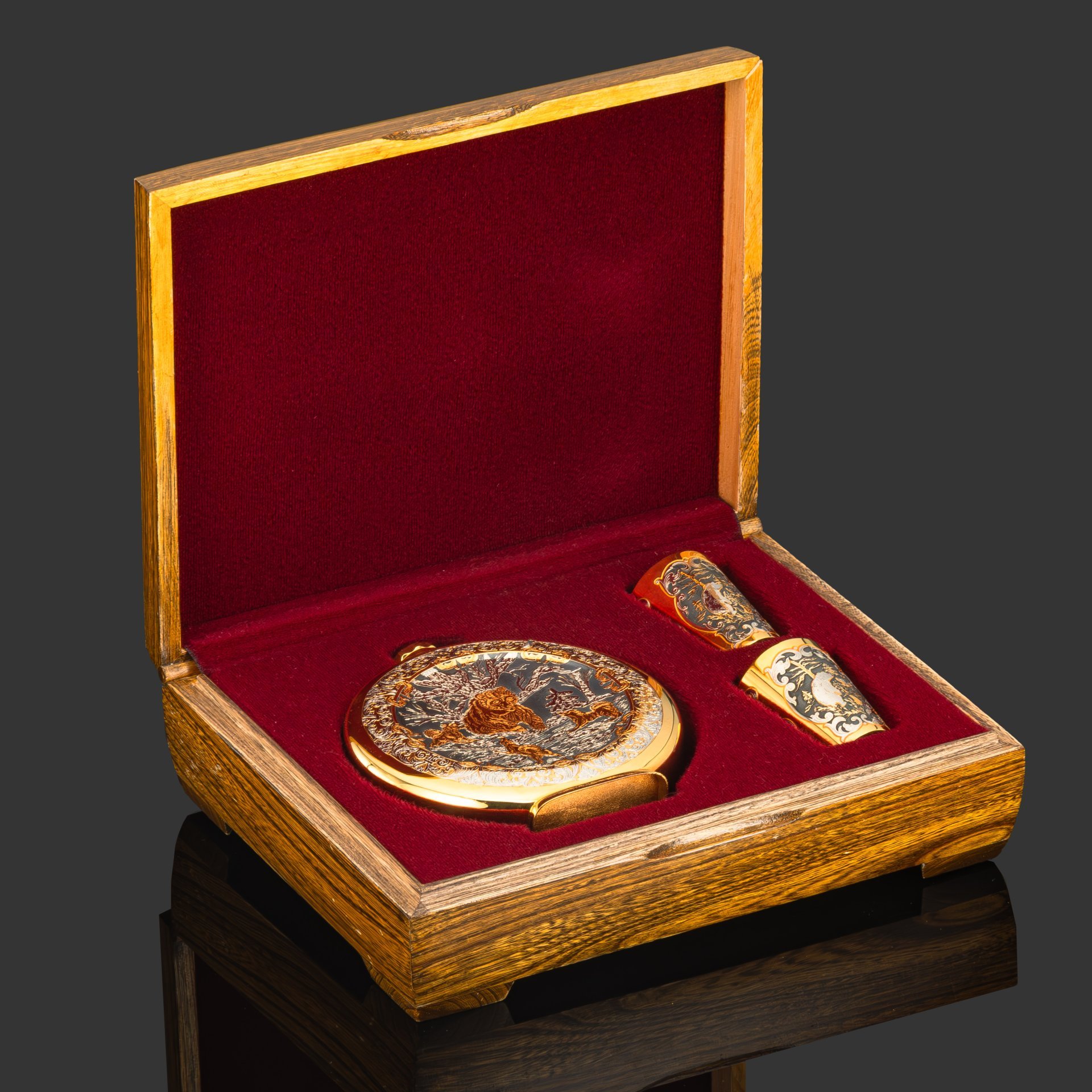 Набор охотничий "Медведи", латунь, нейзильбер; золочение, серебрение, чернение; в подарочном футляре из дерева с бархатным ложементом, Российская Федерация, 2007 г.