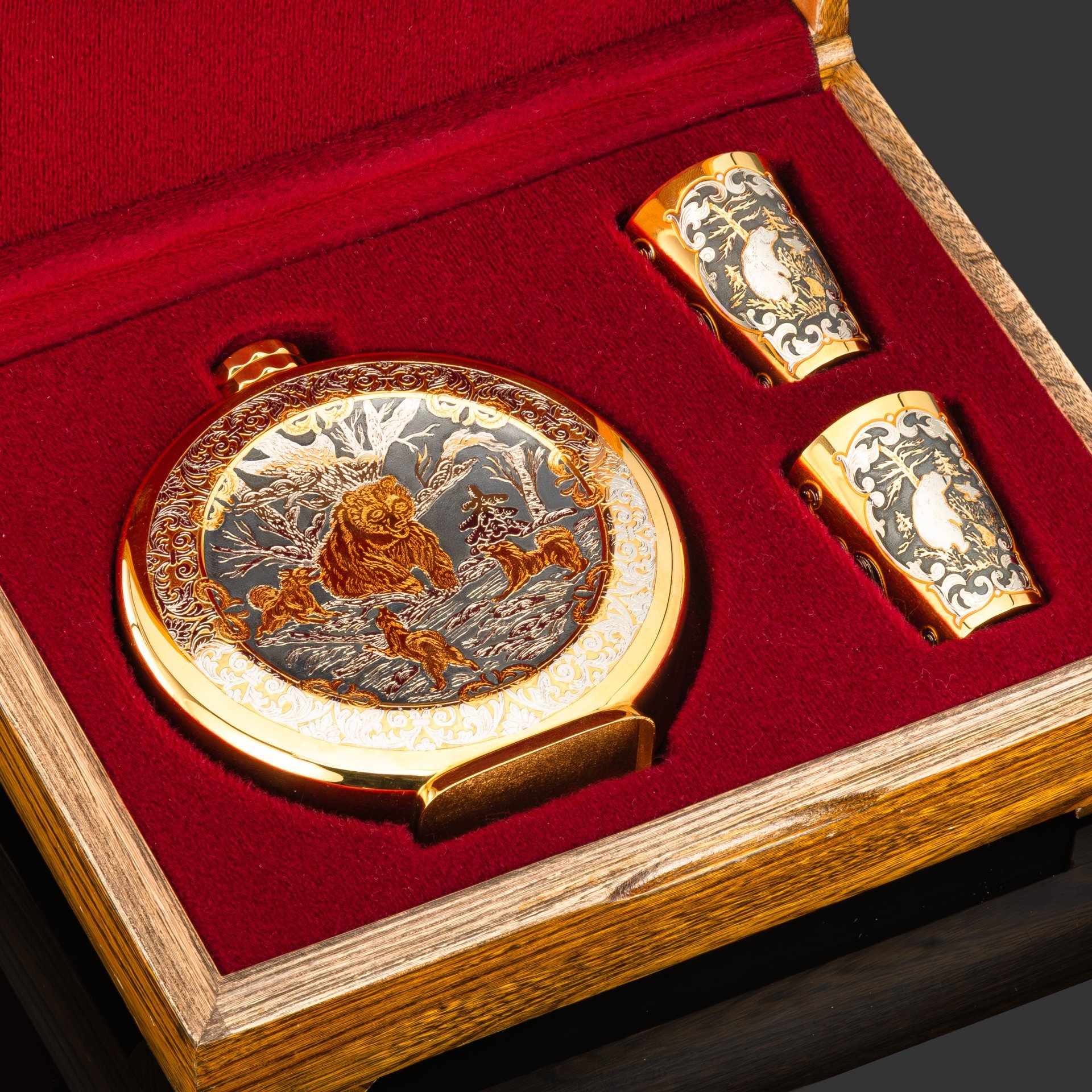 Набор охотничий "Медведи", латунь, нейзильбер; золочение, серебрение, чернение; в подарочном футляре из дерева с бархатным ложементом, Российская Федерация, 2007 г.