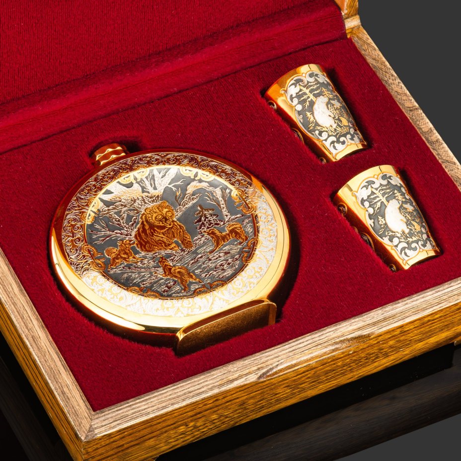 Набор охотничий "Медведи", латунь, нейзильбер; золочение, серебрение, чернение; в подарочном футляре из дерева с бархатным ложементом, Российская Федерация, 2007 г.