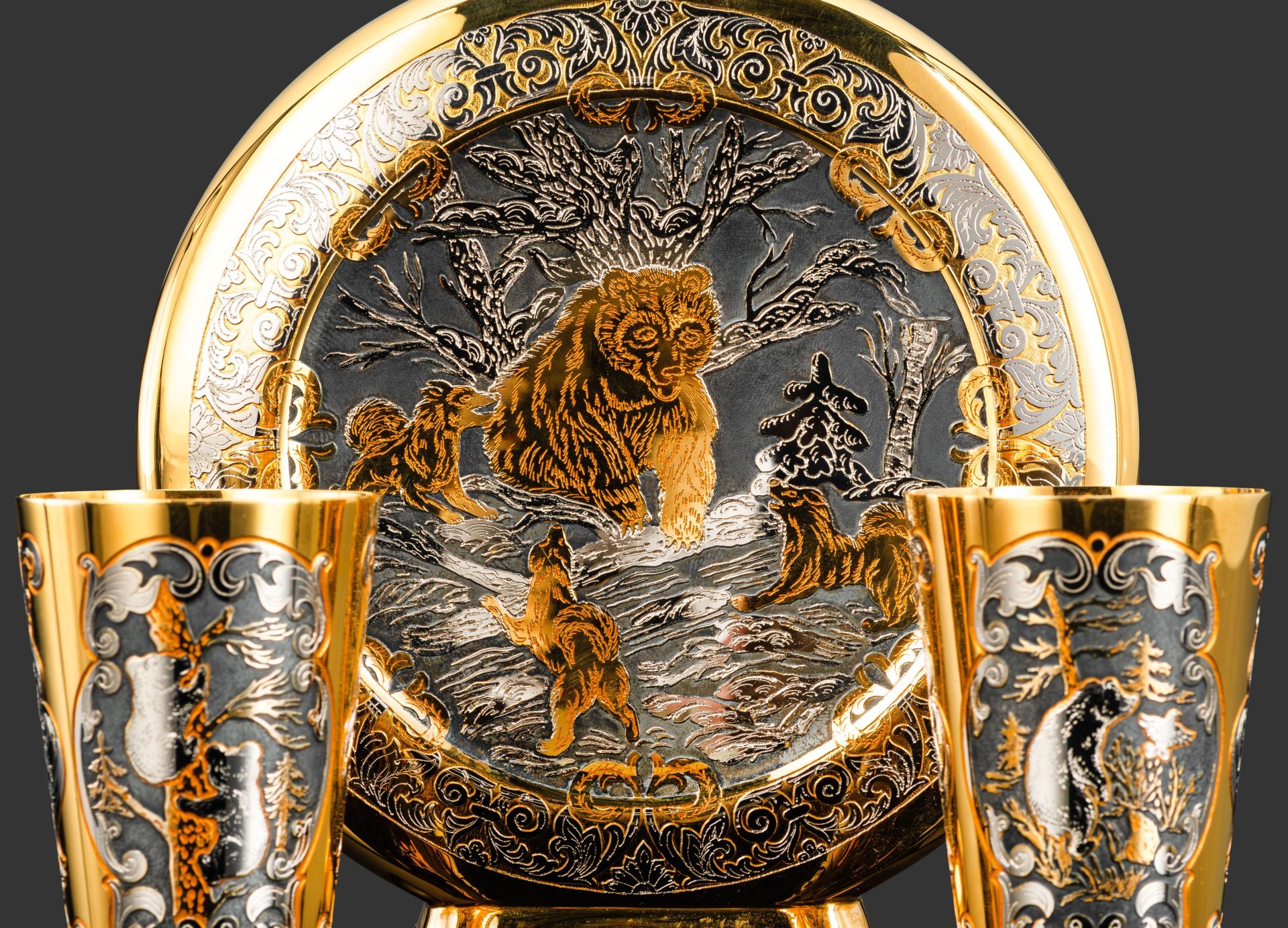 Набор охотничий "Медведи", латунь, нейзильбер; золочение, серебрение, чернение; в подарочном футляре из дерева с бархатным ложементом, Российская Федерация, 2007 г.