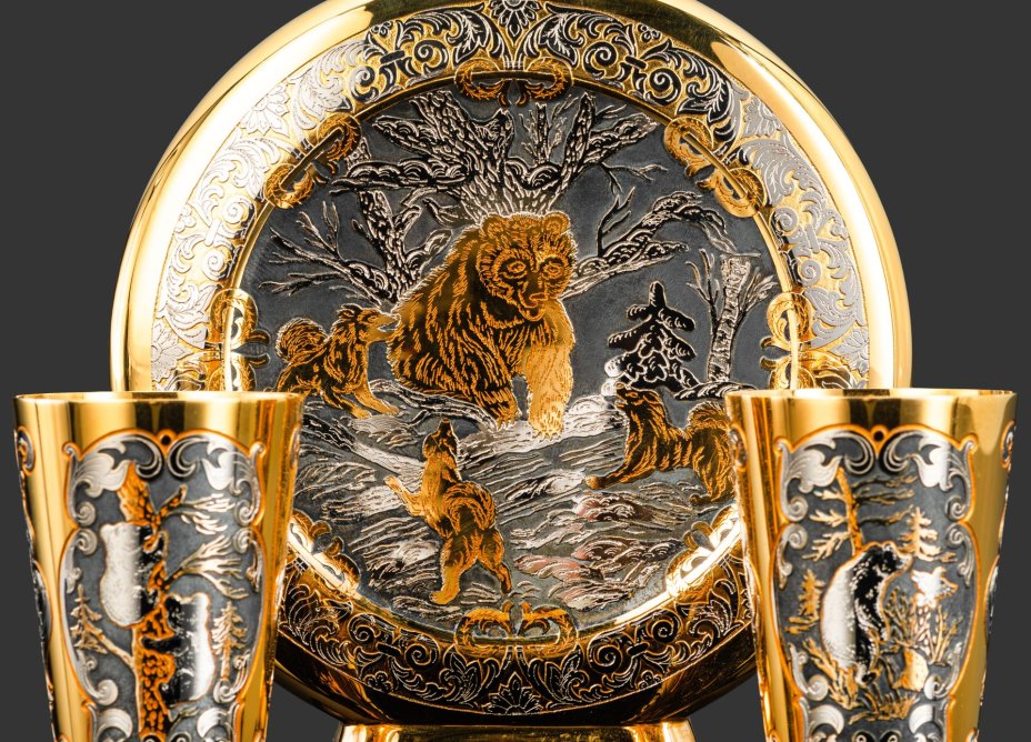 Набор охотничий "Медведи", латунь, нейзильбер; золочение, серебрение, чернение; в подарочном футляре из дерева с бархатным ложементом, Российская Федерация, 2007 г.