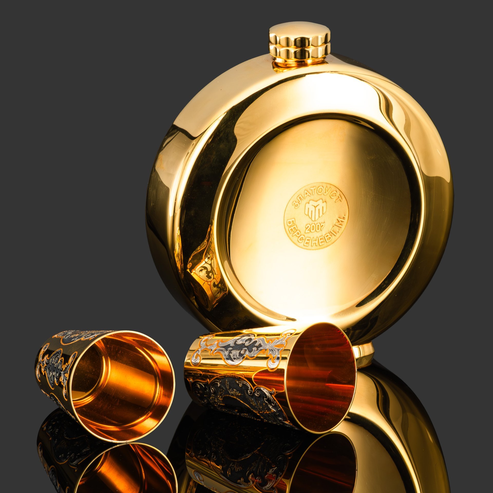 Набор охотничий "Медведи", латунь, нейзильбер; золочение, серебрение, чернение; в подарочном футляре из дерева с бархатным ложементом, Российская Федерация, 2007 г.