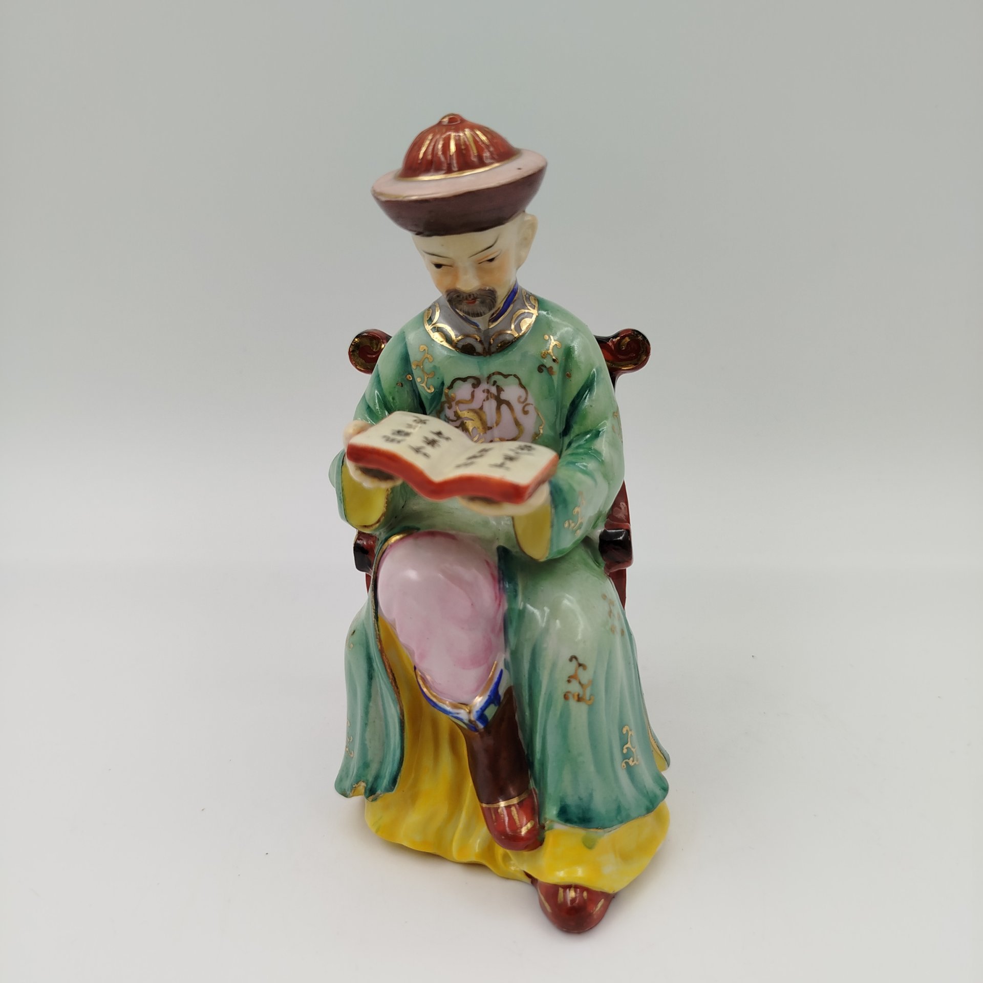 Статутка "Китаец, читающий книгу", фарфор, роспись, золочение, Китай, 1980-1990 гг.
