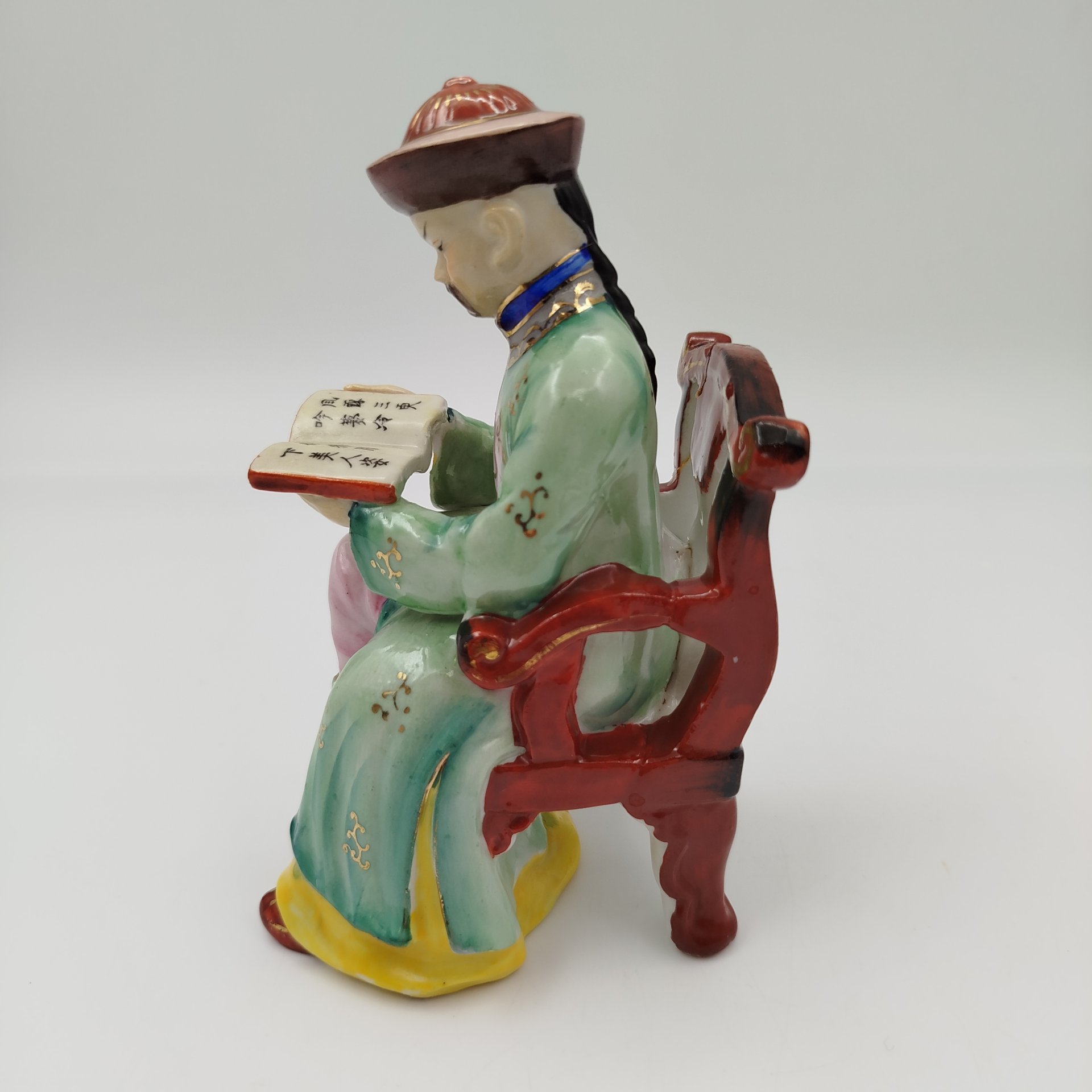 Статутка "Китаец, читающий книгу", фарфор, роспись, золочение, Китай, 1980-1990 гг.