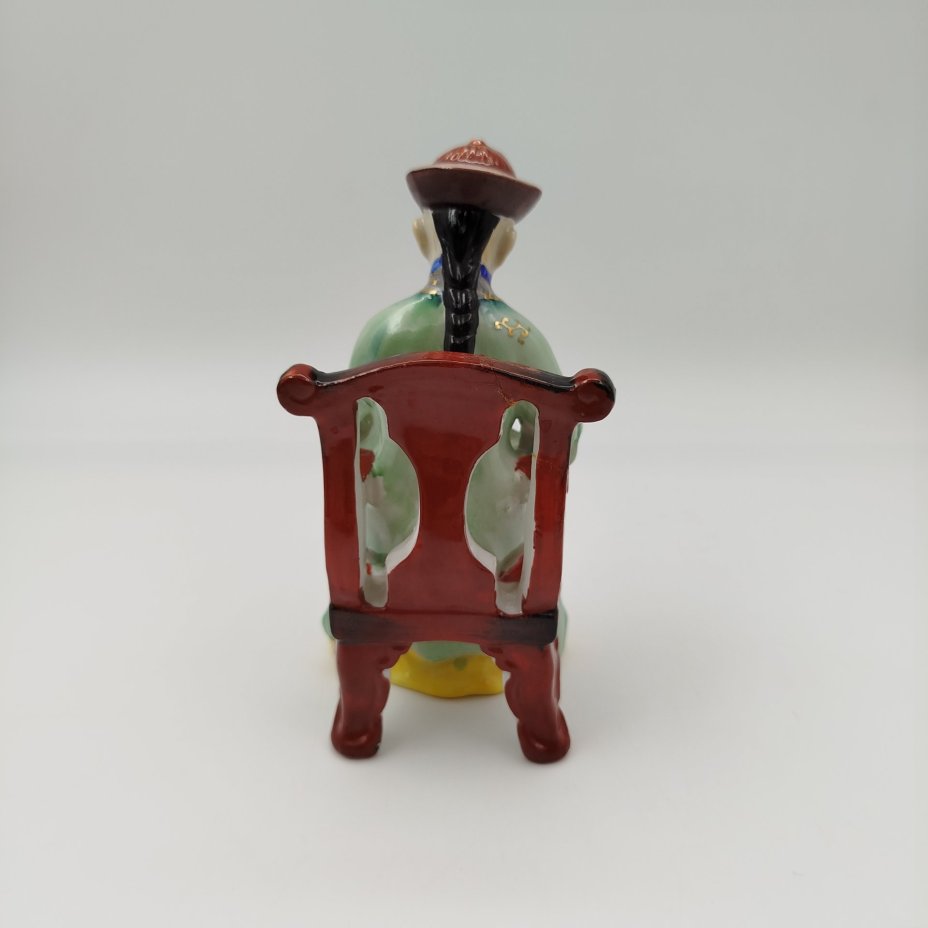 Статутка "Китаец, читающий книгу", фарфор, роспись, золочение, Китай, 1980-1990 гг.