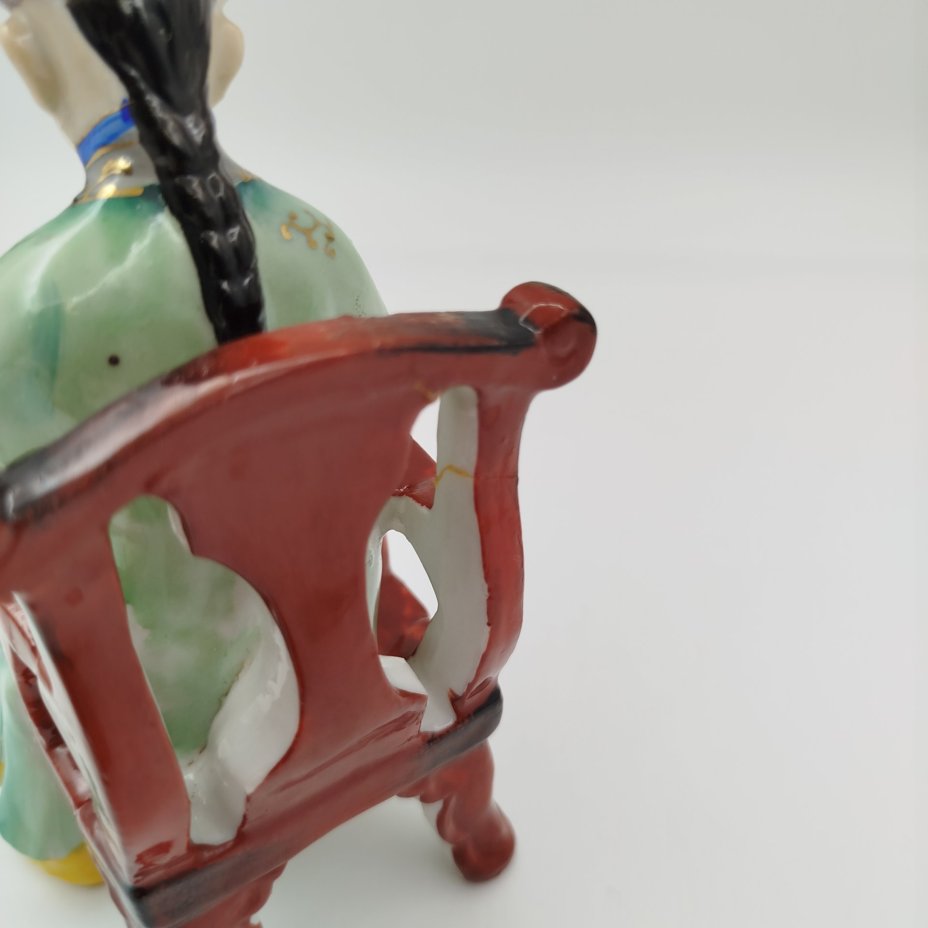 Статутка "Китаец, читающий книгу", фарфор, роспись, золочение, Китай, 1980-1990 гг.