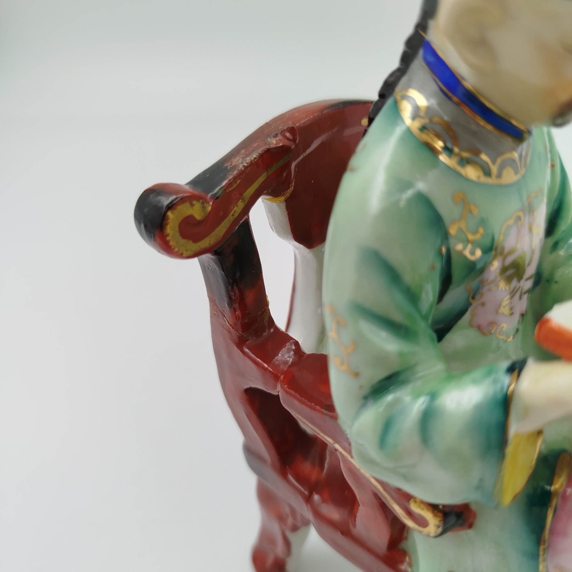 Статутка "Китаец, читающий книгу", фарфор, роспись, золочение, Китай, 1980-1990 гг.