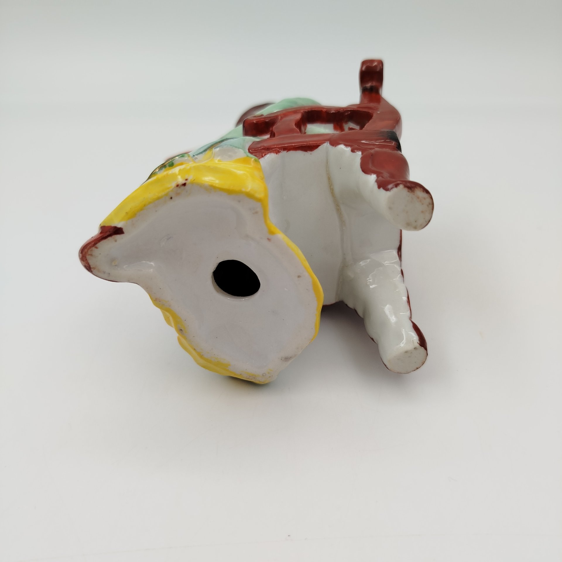 Статутка "Китаец, читающий книгу", фарфор, роспись, золочение, Китай, 1980-1990 гг.