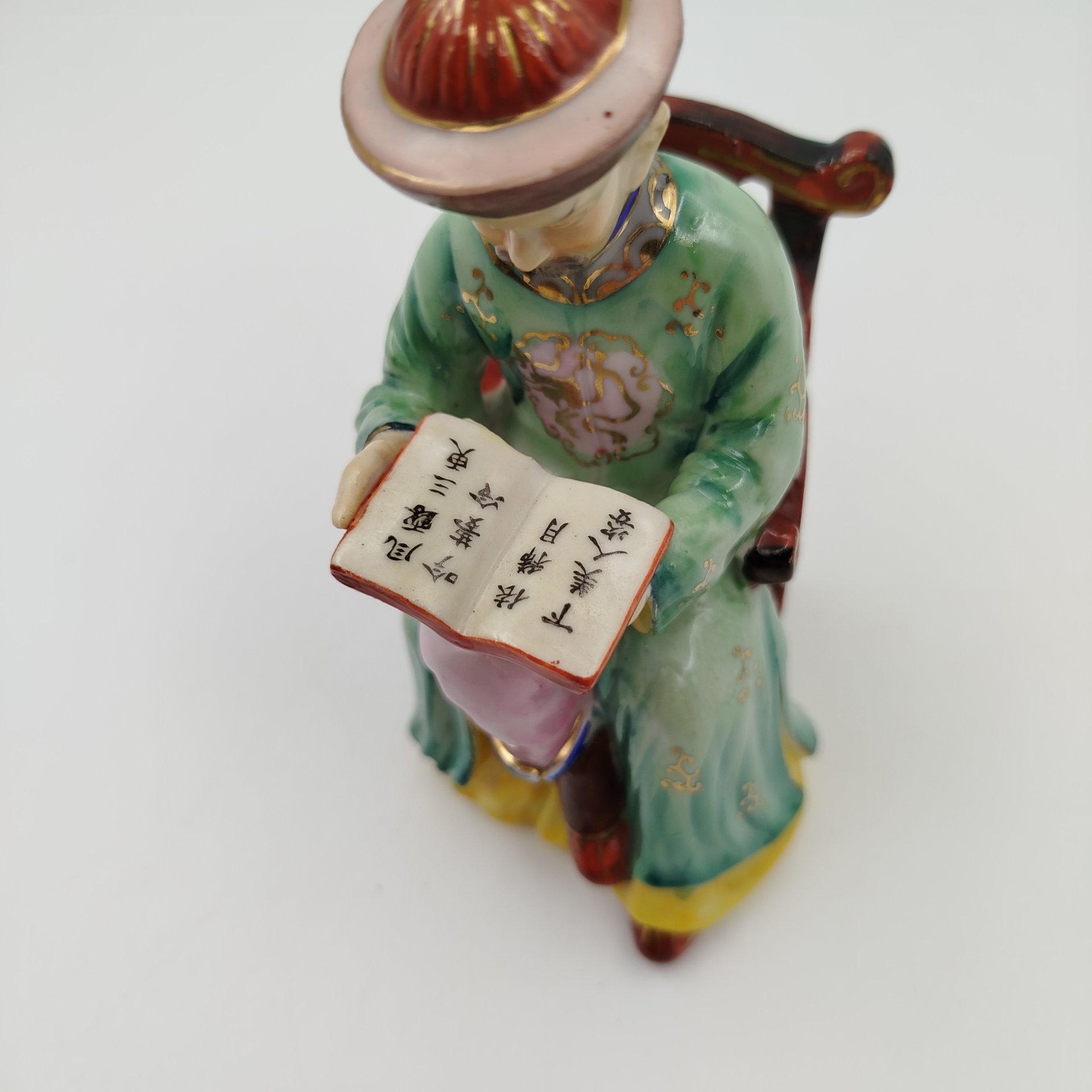 Статутка "Китаец, читающий книгу", фарфор, роспись, золочение, Китай, 1980-1990 гг., Китай