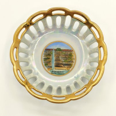 Блюдце (розетка) с прорезным бортом "Potsdam. Schloss Sans Souci", фарфор, люстр, деколь с подрисовкой, золочение, Германия, 1970-1990 гг.
