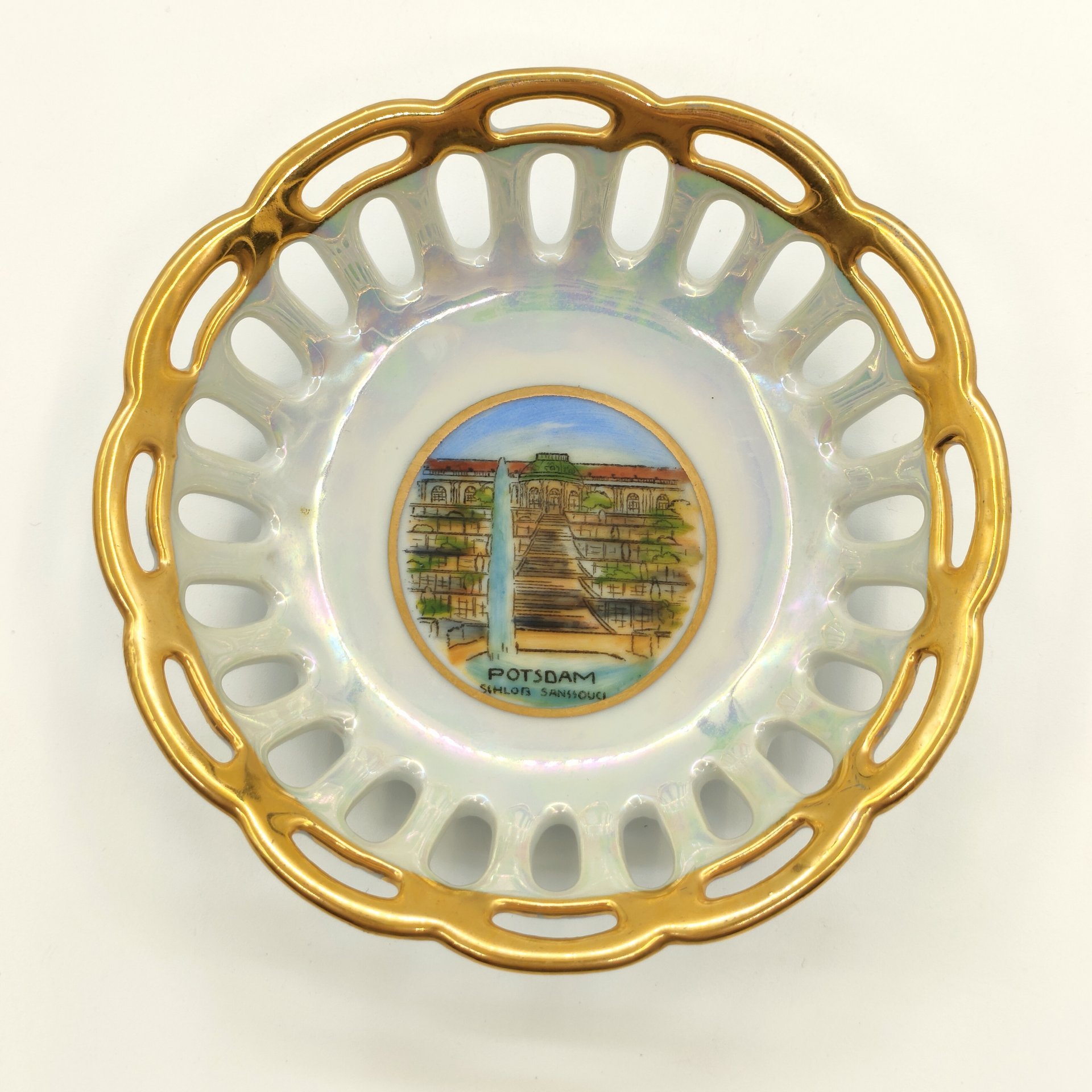 Блюдце (розетка) с прорезным бортом "Potsdam. Schloss Sans Souci", фарфор, люстр, деколь с подрисовкой, золочение, Германия, 1970-1990 гг.