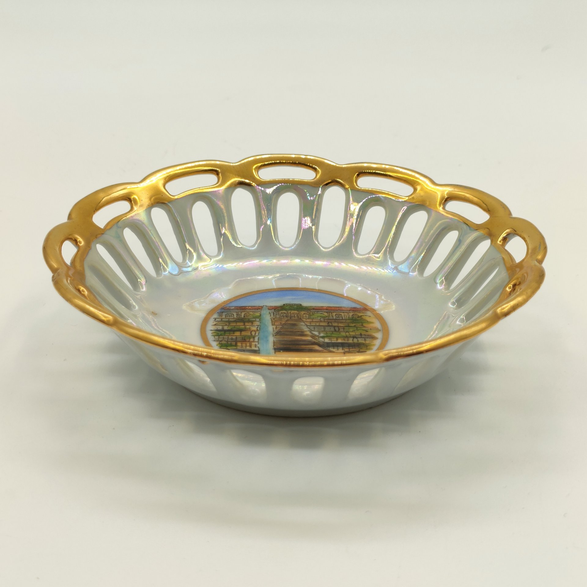 Блюдце (розетка) с прорезным бортом "Potsdam. Schloss Sans Souci", фарфор, люстр, деколь с подрисовкой, золочение, Германия, 1970-1990 гг.