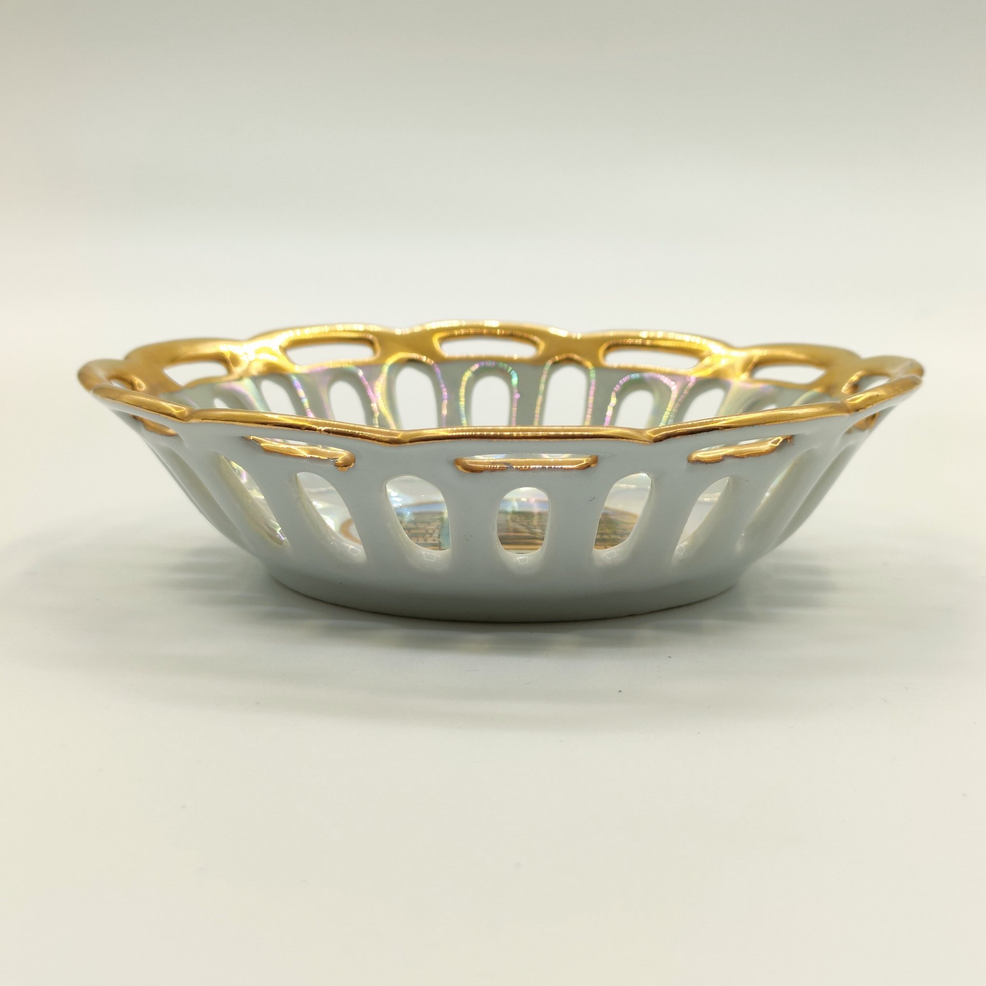 Блюдце (розетка) с прорезным бортом "Potsdam. Schloss Sans Souci", фарфор, люстр, деколь с подрисовкой, золочение, Германия, 1970-1990 гг.